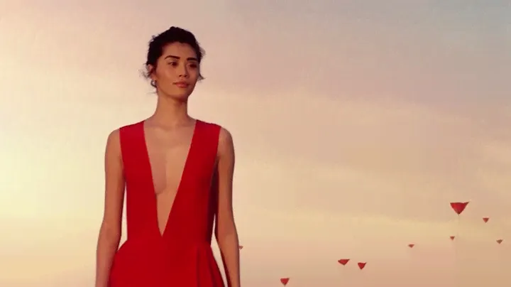 FLOWER BY KENZO  L’ELIXIR   Le pouvoir d’une fleur TV Spot Perfume pubblicitario 13''